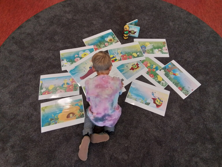 Kind im Umgang mit den Materialien von Medienstarter zum Erlernen von Medienkompetenz