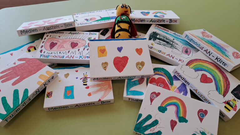 Von Kindern gebastelte Boxen im Rahmen des Medienstarter Projektes für mehr Medienkompetenz in Mecklenburg-Vorpommern.