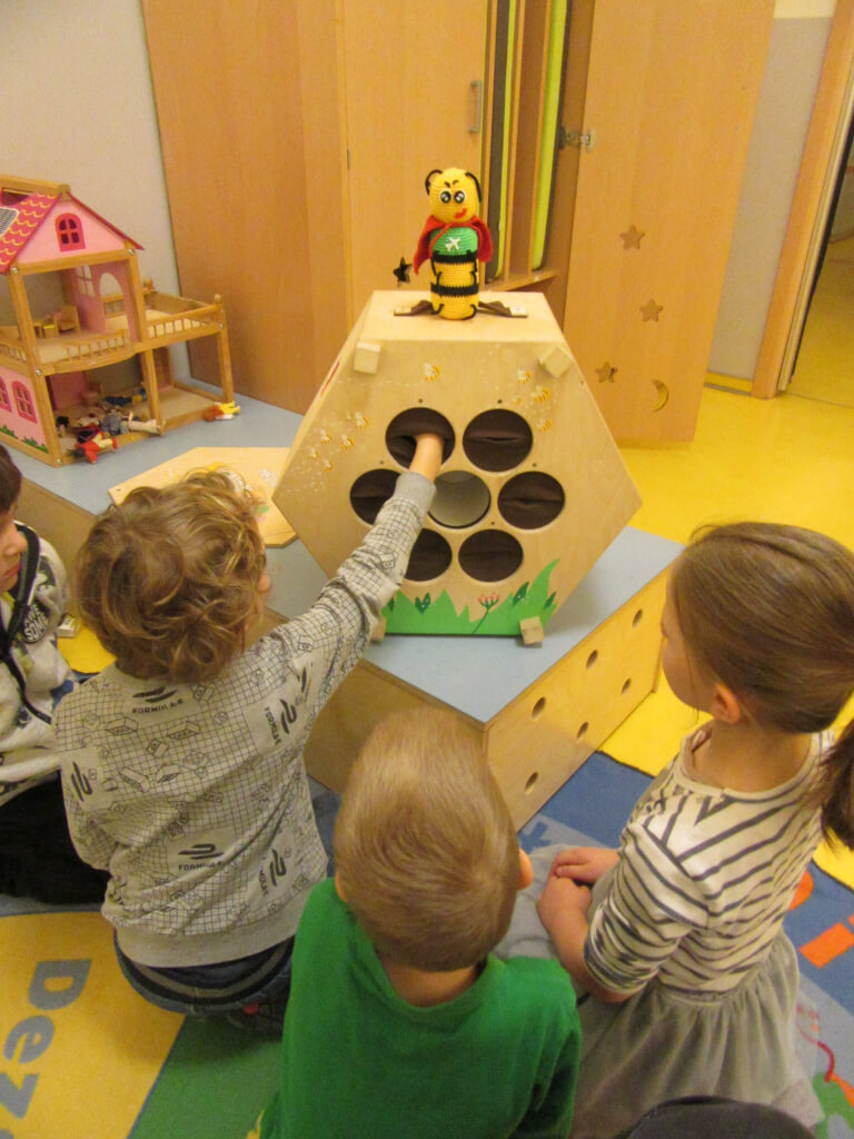 Kinder in der Kita im Umgang mit der Medienstarter Box im Rahmen der Medienkompetenz & Medienpädagogik Weiterbildung für Erzieher in Mecklenburg-Vorpommern.