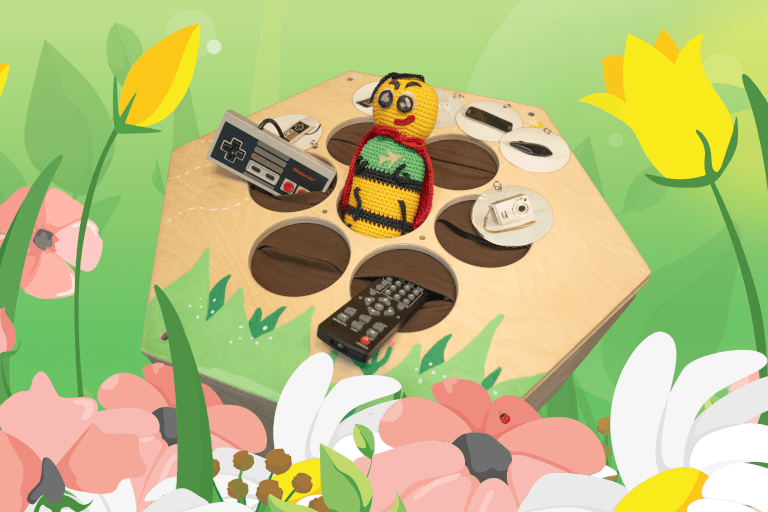 Das Bild zeigt die Medienstarter-Wabenbox mit diversen Medien zur Schulung der Medienkompetenz von Kindern.